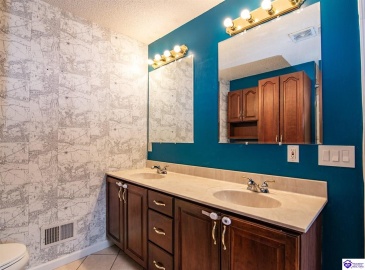 Madison Drive, Elizabethtown, Kentucky 42701, ,2 BathroomsBathrooms,For Sale,Madison Drive,HK24004350