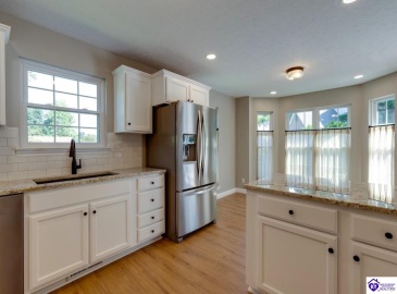 Oak Street, Elizabethtown, Kentucky 42701, ,3 BathroomsBathrooms,For Sale,Oak Street,HK24004351