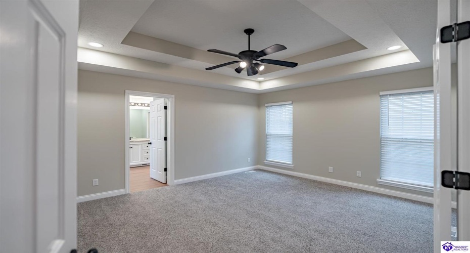 Oak Street, Elizabethtown, Kentucky 42701, ,3 BathroomsBathrooms,For Sale,Oak Street,HK24004351