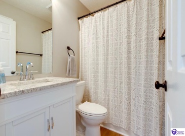 Oak Street, Elizabethtown, Kentucky 42701, ,3 BathroomsBathrooms,For Sale,Oak Street,HK24004351