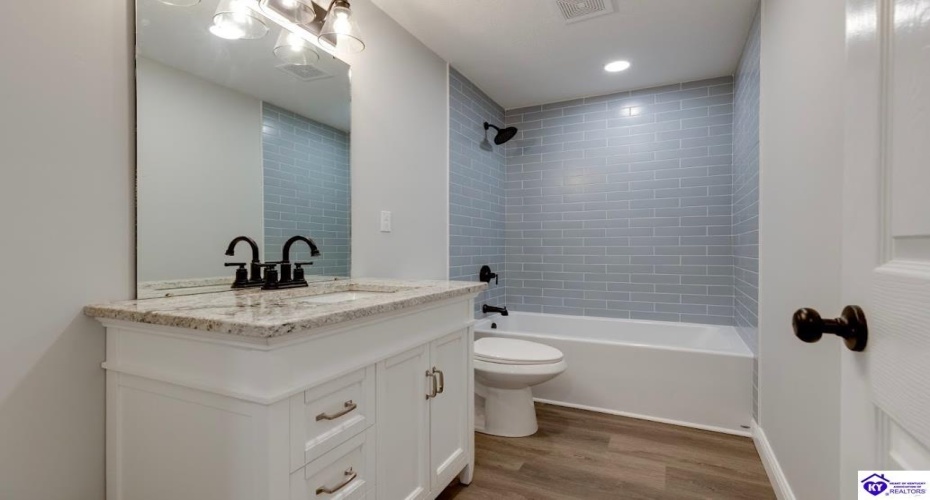 Oak Street, Elizabethtown, Kentucky 42701, ,3 BathroomsBathrooms,For Sale,Oak Street,HK24004351