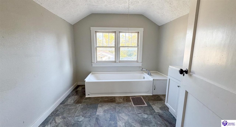 Bell Avenue, Campbellsville, Kentucky 42718, ,2 BathroomsBathrooms,For Sale,Bell Avenue,HK24003984