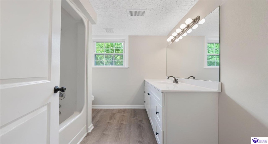 Cedar Ridge Rd, Bowling Green, Kentucky 42101, ,2 BathroomsBathrooms,For Sale,Cedar Ridge Rd,HK24004363