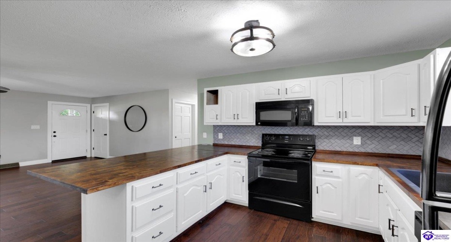 L and N Turnpike, Magnolia, Kentucky 42757, ,2 BathroomsBathrooms,For Sale,L and N Turnpike,HK24003467