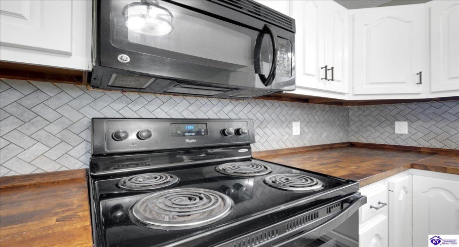 L and N Turnpike, Magnolia, Kentucky 42757, ,2 BathroomsBathrooms,For Sale,L and N Turnpike,HK24003467