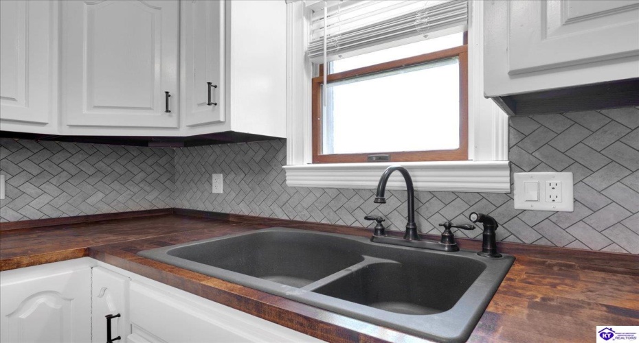 L and N Turnpike, Magnolia, Kentucky 42757, ,2 BathroomsBathrooms,For Sale,L and N Turnpike,HK24003467