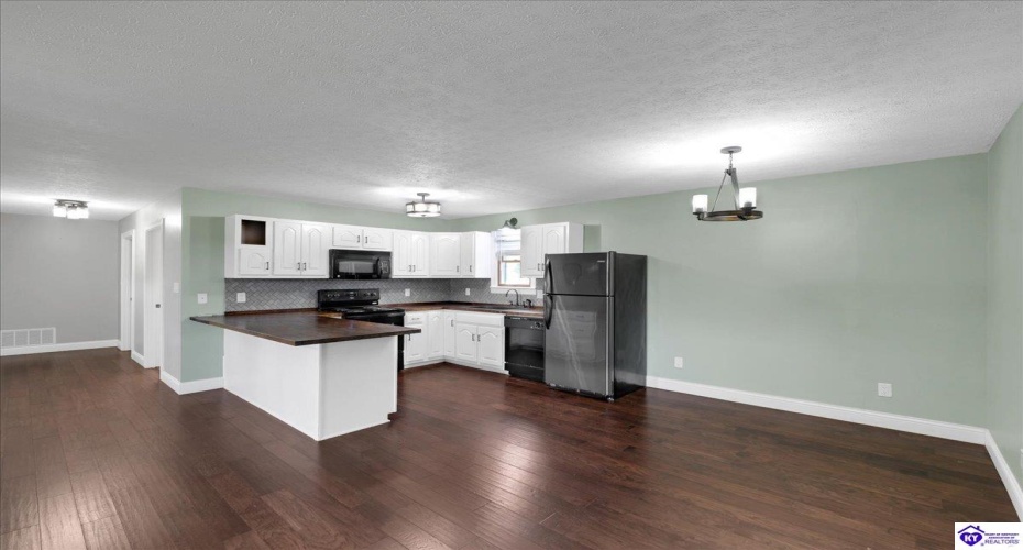 L and N Turnpike, Magnolia, Kentucky 42757, ,2 BathroomsBathrooms,For Sale,L and N Turnpike,HK24003467