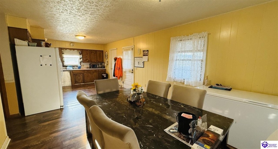 Hodgenville Road, Greensburg, Kentucky 42743, ,2 BathroomsBathrooms,For Sale,Hodgenville Road,HK24004366