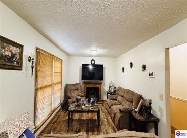 Hodgenville Road, Greensburg, Kentucky 42743, ,2 BathroomsBathrooms,For Sale,Hodgenville Road,HK24004366