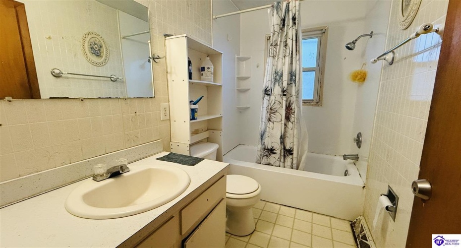 Hodgenville Road, Greensburg, Kentucky 42743, ,2 BathroomsBathrooms,For Sale,Hodgenville Road,HK24004366