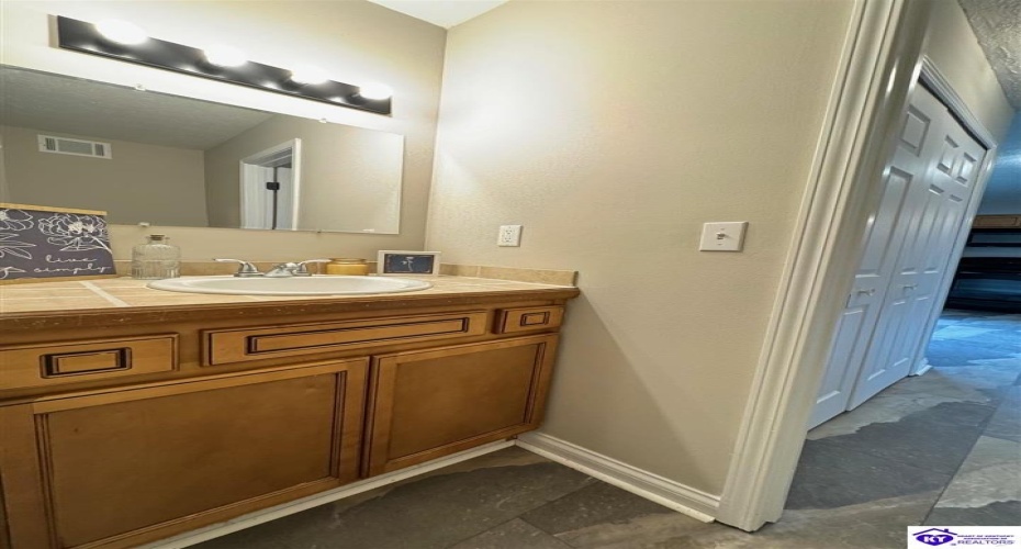 Vonoa Drive, Radcliff, Kentucky 40160, ,2 BathroomsBathrooms,For Sale,Vonoa Drive,HK24004369