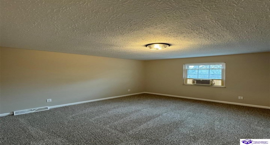 Vonoa Drive, Radcliff, Kentucky 40160, ,2 BathroomsBathrooms,For Sale,Vonoa Drive,HK24004369