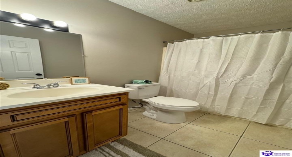 Vonoa Drive, Radcliff, Kentucky 40160, ,2 BathroomsBathrooms,For Sale,Vonoa Drive,HK24004369