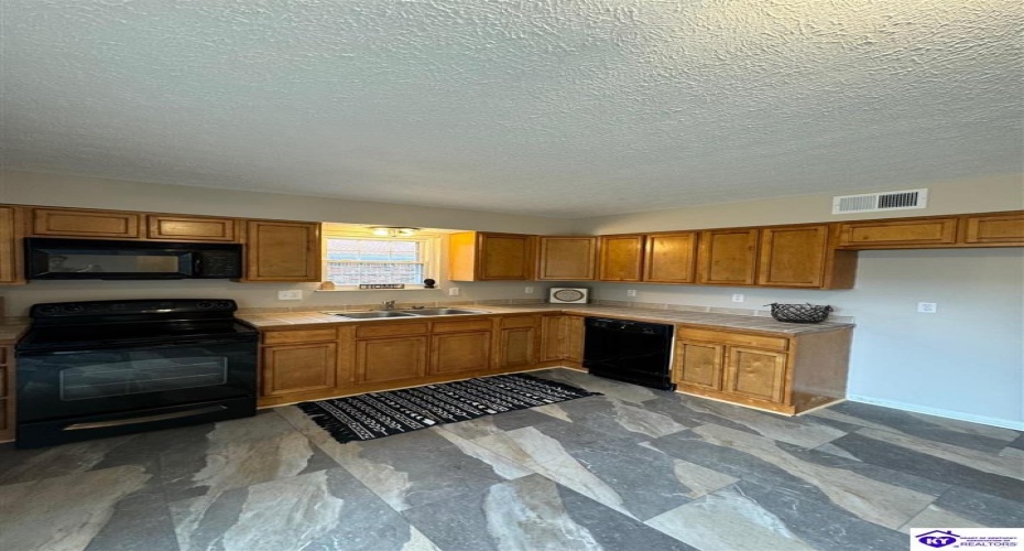 Vonoa Drive, Radcliff, Kentucky 40160, ,2 BathroomsBathrooms,For Sale,Vonoa Drive,HK24004369