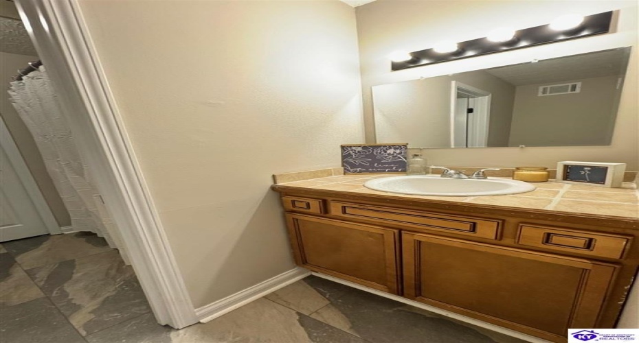 Vonoa Drive, Radcliff, Kentucky 40160, ,2 BathroomsBathrooms,For Sale,Vonoa Drive,HK24004369