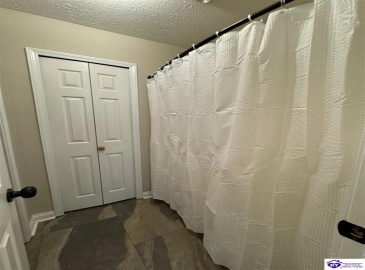 Vonoa Drive, Radcliff, Kentucky 40160, ,2 BathroomsBathrooms,For Sale,Vonoa Drive,HK24004369