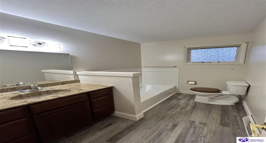 Eastern Drive, Radcliff, Kentucky 40160, ,3 BathroomsBathrooms,For Sale,Eastern Drive,HK24004370