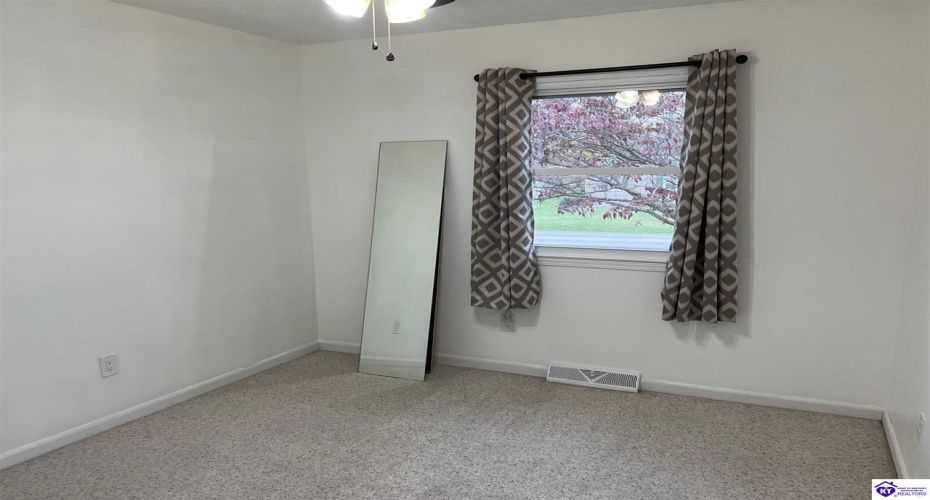 Shawnee Drive, Hodgenville, Kentucky 42748, ,3 BathroomsBathrooms,For Sale,Shawnee Drive,HK24004376