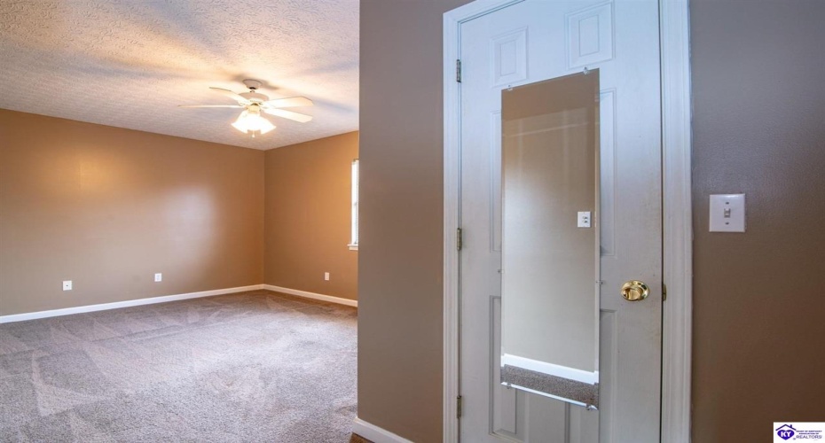 Pointe Court, Elizabethtown, Kentucky 42701, ,2 BathroomsBathrooms,For Sale,Pointe Court,HK24004381