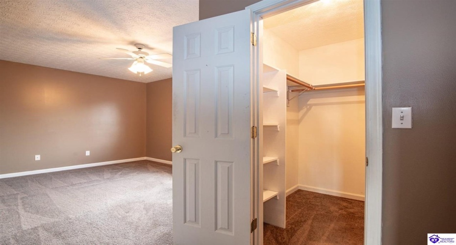 Pointe Court, Elizabethtown, Kentucky 42701, ,2 BathroomsBathrooms,For Sale,Pointe Court,HK24004381