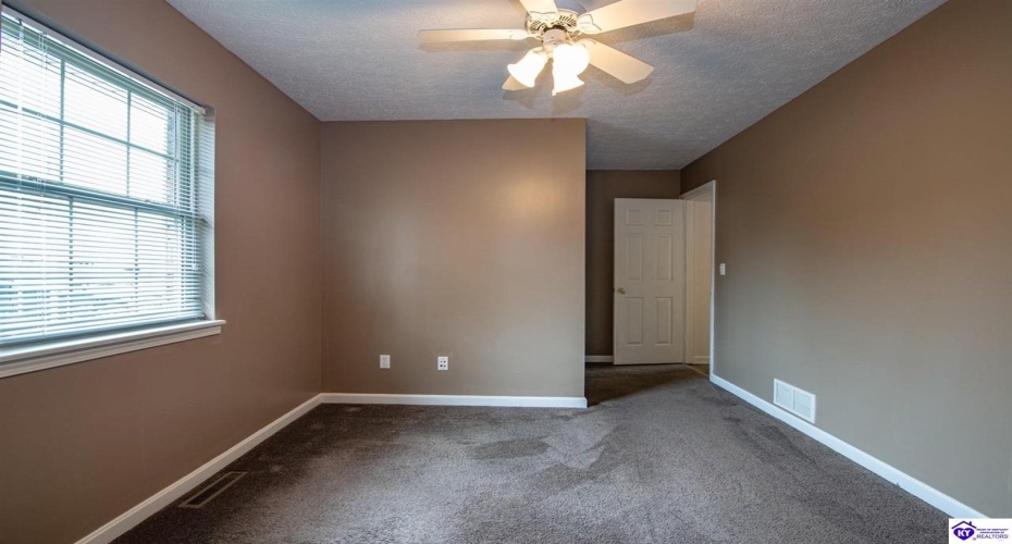 Pointe Court, Elizabethtown, Kentucky 42701, ,2 BathroomsBathrooms,For Sale,Pointe Court,HK24004381