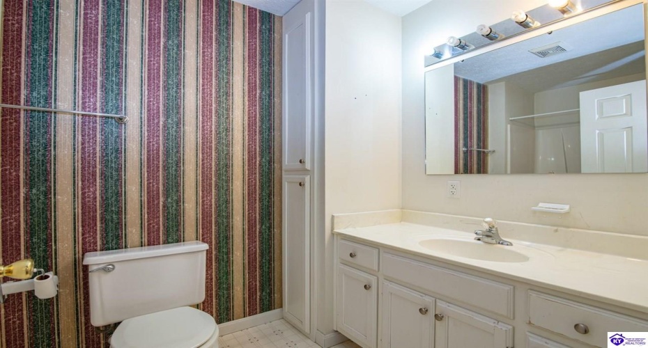 Pointe Court, Elizabethtown, Kentucky 42701, ,2 BathroomsBathrooms,For Sale,Pointe Court,HK24004381