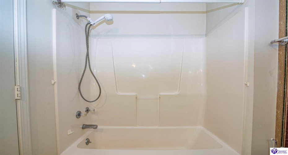 Pointe Court, Elizabethtown, Kentucky 42701, ,2 BathroomsBathrooms,For Sale,Pointe Court,HK24004381