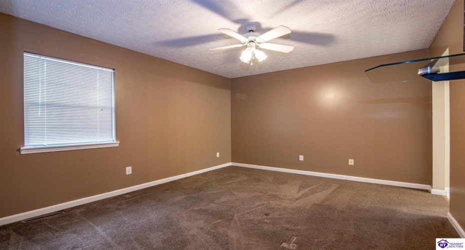 Pointe Court, Elizabethtown, Kentucky 42701, ,2 BathroomsBathrooms,For Sale,Pointe Court,HK24004381