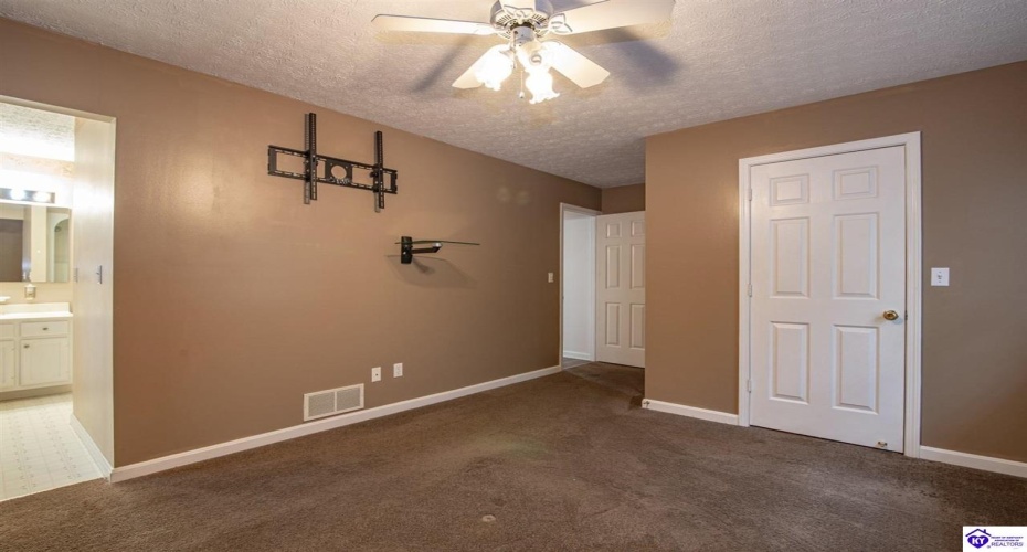 Pointe Court, Elizabethtown, Kentucky 42701, ,2 BathroomsBathrooms,For Sale,Pointe Court,HK24004381