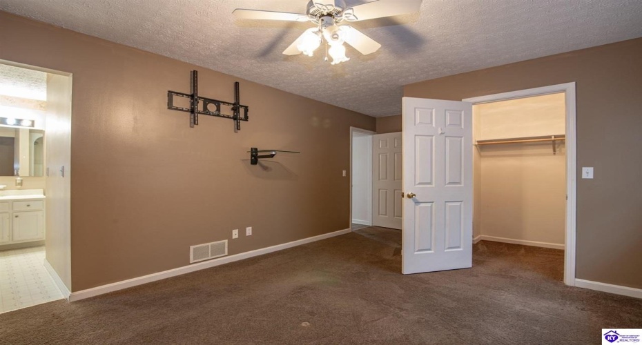 Pointe Court, Elizabethtown, Kentucky 42701, ,2 BathroomsBathrooms,For Sale,Pointe Court,HK24004381