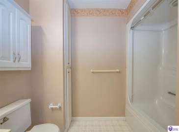 Pointe Court, Elizabethtown, Kentucky 42701, ,2 BathroomsBathrooms,For Sale,Pointe Court,HK24004381