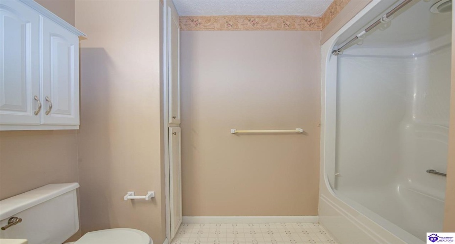 Pointe Court, Elizabethtown, Kentucky 42701, ,2 BathroomsBathrooms,For Sale,Pointe Court,HK24004381