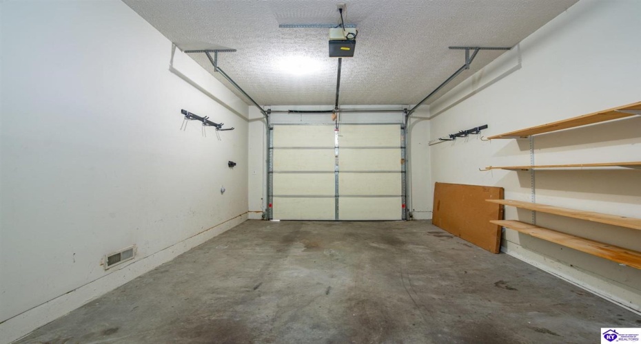 Pointe Court, Elizabethtown, Kentucky 42701, ,2 BathroomsBathrooms,For Sale,Pointe Court,HK24004381