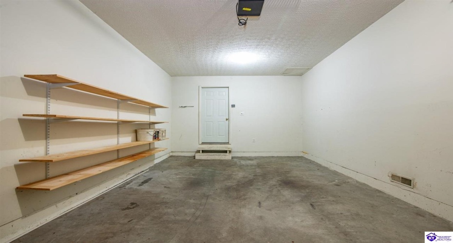 Pointe Court, Elizabethtown, Kentucky 42701, ,2 BathroomsBathrooms,For Sale,Pointe Court,HK24004381