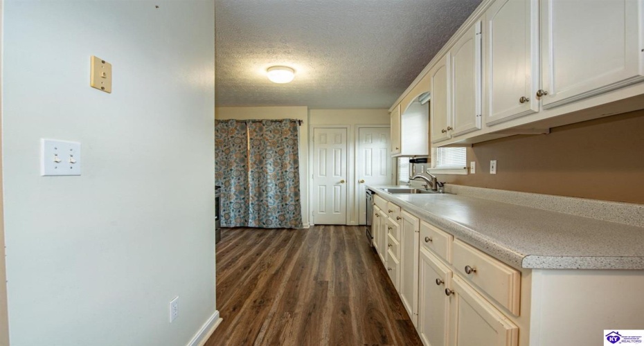 Pointe Court, Elizabethtown, Kentucky 42701, ,2 BathroomsBathrooms,For Sale,Pointe Court,HK24004381