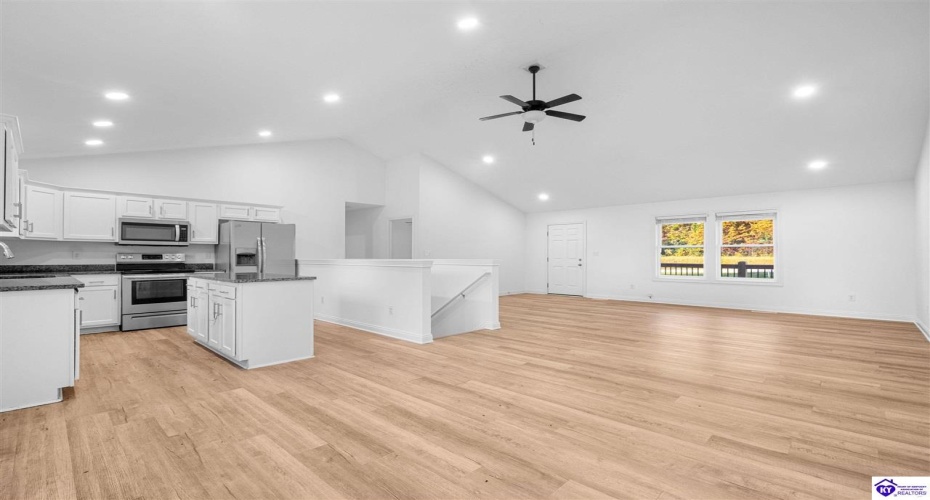 Logsdon Parkway, Radcliff, Kentucky 40160, ,2 BathroomsBathrooms,For Sale,Logsdon Parkway,HK24004388