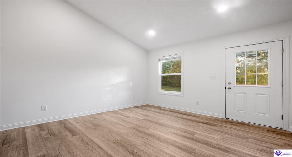 Logsdon Parkway, Radcliff, Kentucky 40160, ,2 BathroomsBathrooms,For Sale,Logsdon Parkway,HK24004388