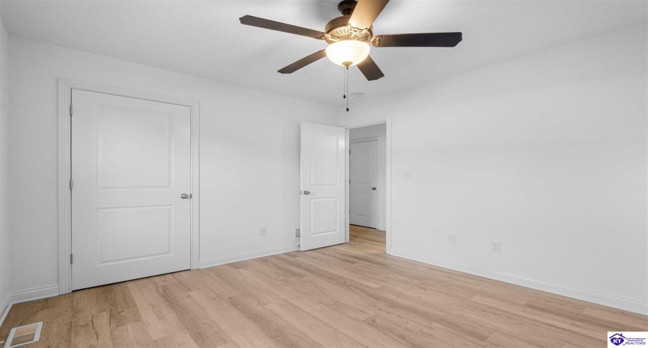 Logsdon Parkway, Radcliff, Kentucky 40160, ,2 BathroomsBathrooms,For Sale,Logsdon Parkway,HK24004388