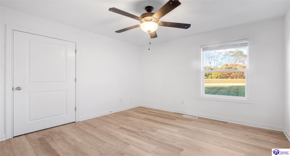 Logsdon Parkway, Radcliff, Kentucky 40160, ,2 BathroomsBathrooms,For Sale,Logsdon Parkway,HK24004388