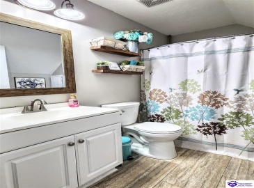 Poplar Drive, Elizabethtown, Kentucky 42701, ,2 BathroomsBathrooms,For Sale,Poplar Drive,HK24004408