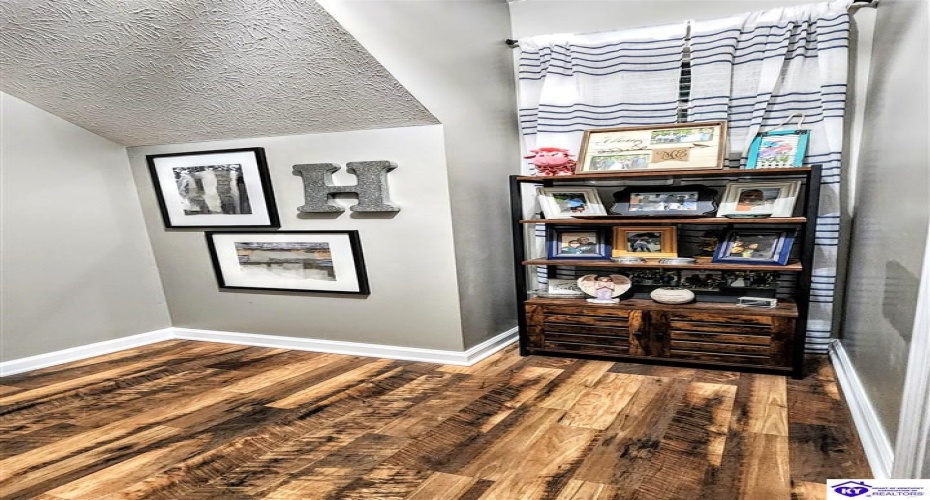 Poplar Drive, Elizabethtown, Kentucky 42701, ,2 BathroomsBathrooms,For Sale,Poplar Drive,HK24004408