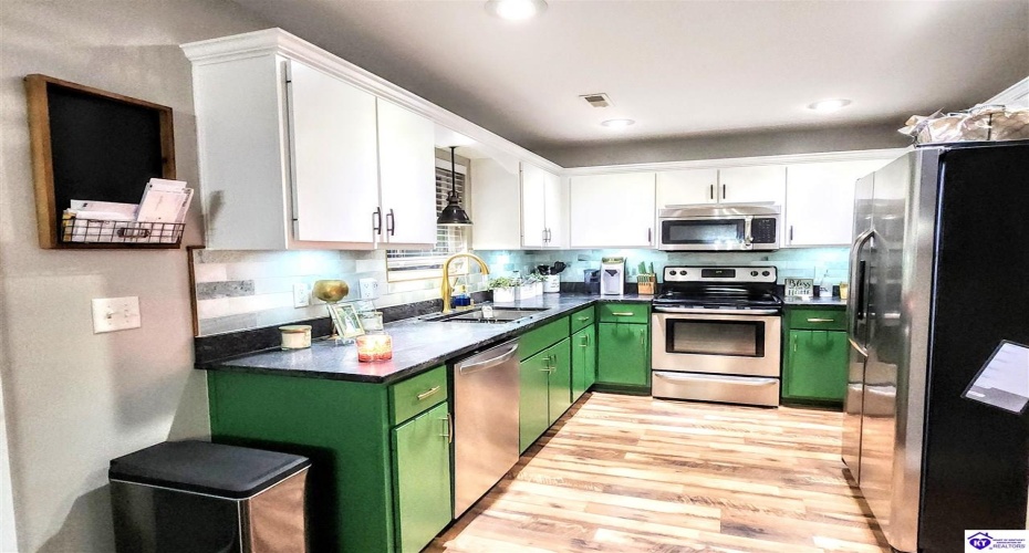 Poplar Drive, Elizabethtown, Kentucky 42701, ,2 BathroomsBathrooms,For Sale,Poplar Drive,HK24004408