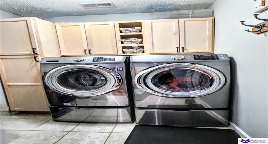 Poplar Drive, Elizabethtown, Kentucky 42701, ,2 BathroomsBathrooms,For Sale,Poplar Drive,HK24004408