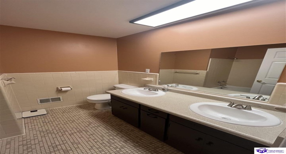 Sunrise Lane, Elizabethtown, Kentucky 42701, ,3 BathroomsBathrooms,For Sale,Sunrise Lane,HK24004429