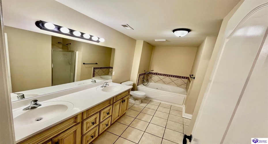 Tuscany Lane, Vine Grove, Kentucky 40175, ,3 BathroomsBathrooms,For Sale,Tuscany Lane,HK24004431