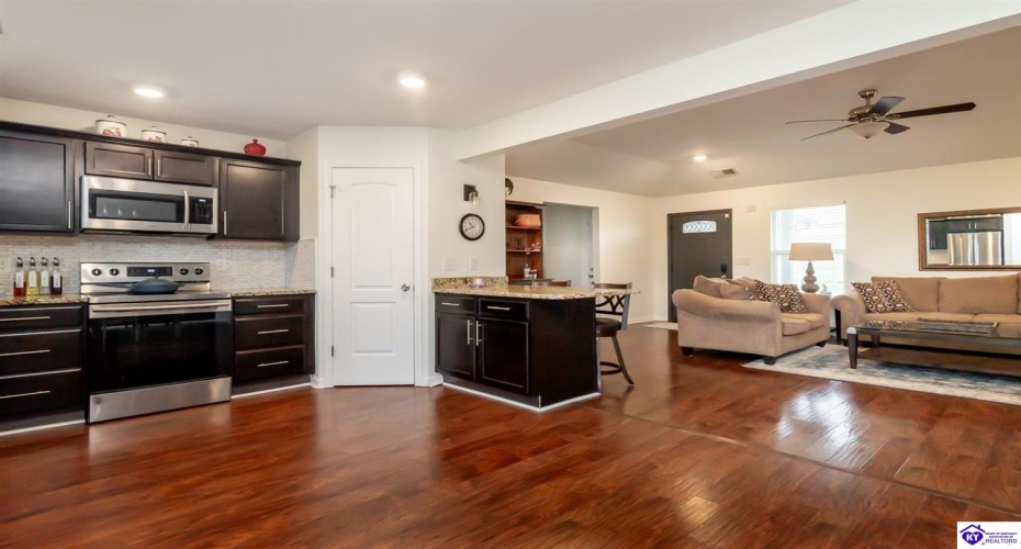 Blanket Court, Elizabethtown, Kentucky 42701, ,2 BathroomsBathrooms,For Sale,Blanket Court,HK24004437