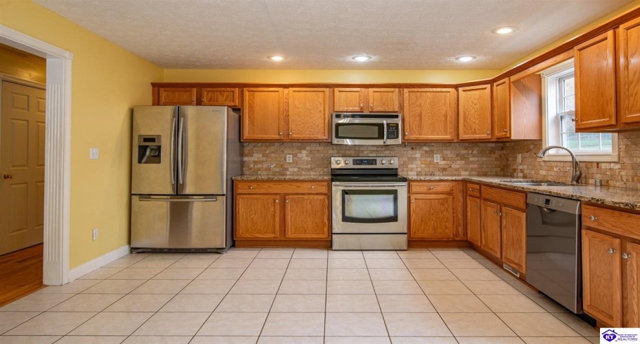 Cold Creek Court, Elizabethtown, Kentucky 42701, ,3 BathroomsBathrooms,For Sale,Cold Creek Court,HK24004452