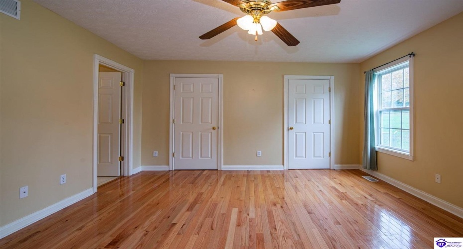 Cold Creek Court, Elizabethtown, Kentucky 42701, ,3 BathroomsBathrooms,For Sale,Cold Creek Court,HK24004452