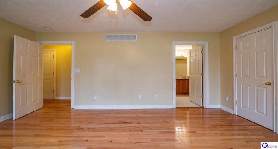 Cold Creek Court, Elizabethtown, Kentucky 42701, ,3 BathroomsBathrooms,For Sale,Cold Creek Court,HK24004452