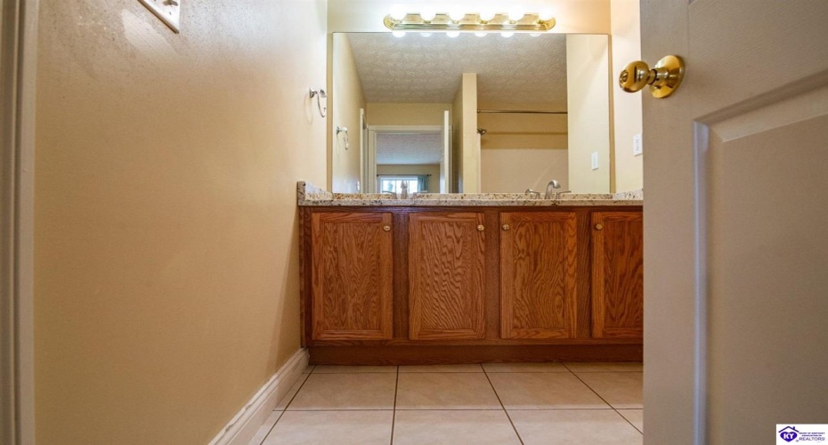 Cold Creek Court, Elizabethtown, Kentucky 42701, ,3 BathroomsBathrooms,For Sale,Cold Creek Court,HK24004452